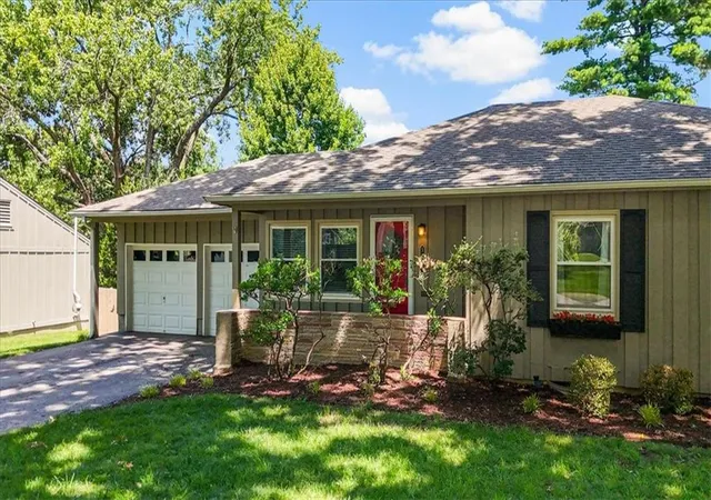 1st image of 5714 W 77Th Ter, Prairie Village, KS 66208 | MLS# 2635516