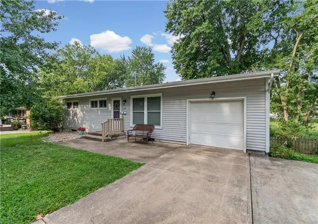 2nd image of 6104 N Euclid Ave, Kansas City, MO 64118 | MLS# 2635522