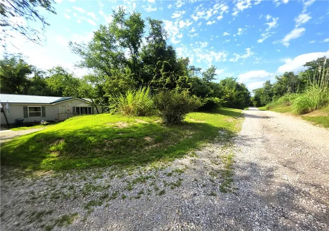 Photo 3 of Sale Pending at 140 Tucker St, St Joseph, MO 64504 | MLS# 2635525 | Listing updated on 2026-09-03