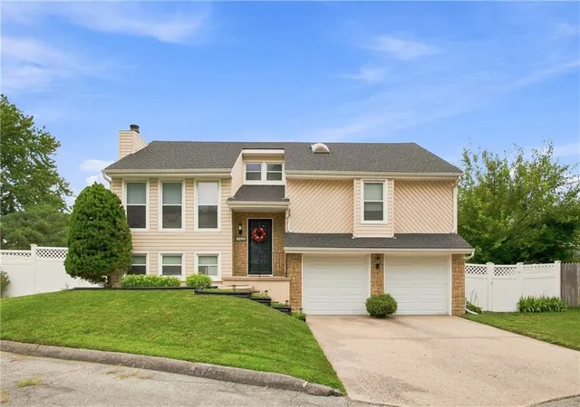 Photo 1 of Sale Pending at 7426 Santa Fe Dr, Overland Park, KS 66204 | MLS# 2635535 | Listing updated on 2026-09-01
