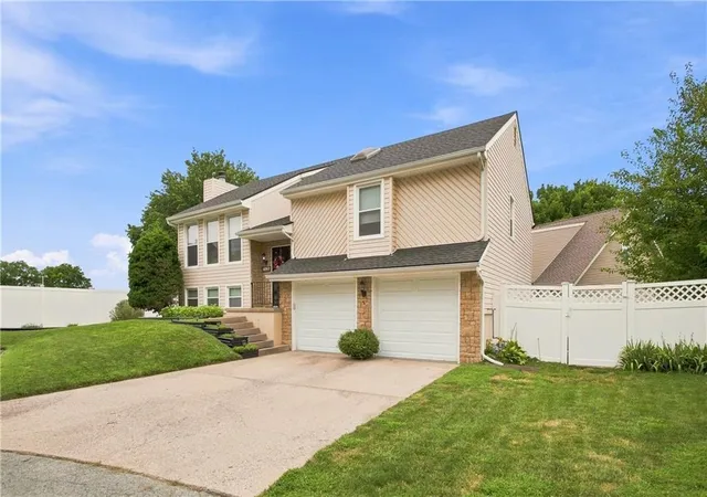 Photo 2 of Sale Pending at 7426 Santa Fe Dr, Overland Park, KS 66204 | MLS# 2635535 | Listing updated on 2026-09-01