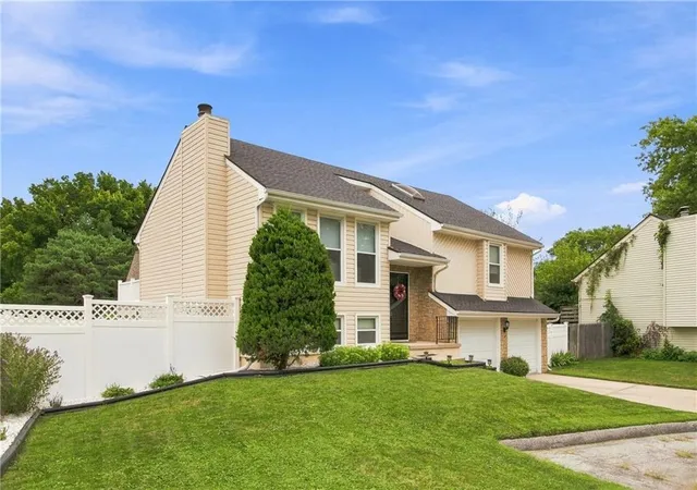 Photo 3 of Sale Pending at 7426 Santa Fe Dr, Overland Park, KS 66204 | MLS# 2635535 | Listing updated on 2026-09-01