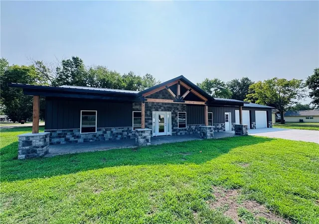 Photo 3 of Single family home for sale at 202 N Hayes St, Garnett, KS 66032 | MLS# 2635541 | Listing updated on 2026-09-01