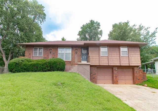 Photo 1 of Sale Pending at 3026 S Kendall Dr, Independence, MO 64055 | MLS# 2635543 | Listing updated on 2026-08-23