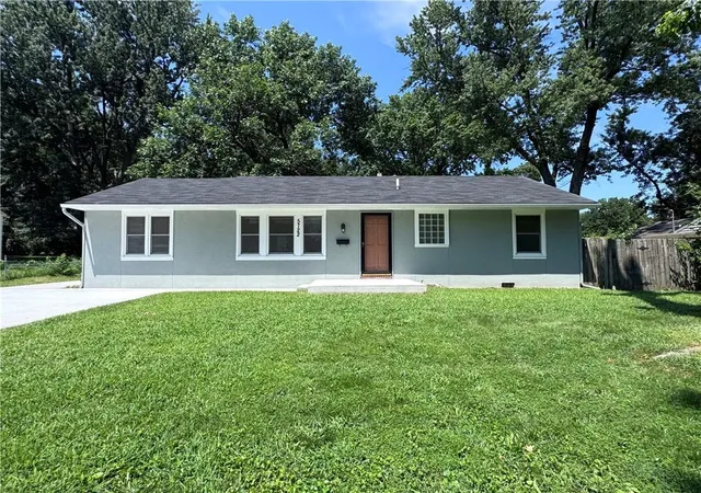 2nd image of 5722 W 70th St, Overland Park, KS 66204 | MLS# 2635562