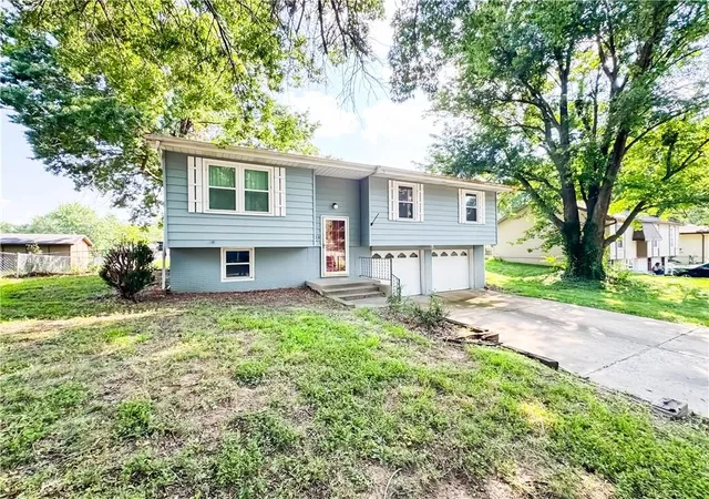 2nd image of 1403 Blueberry Dr, Harrisonville, MO 64701 | MLS# 2635564