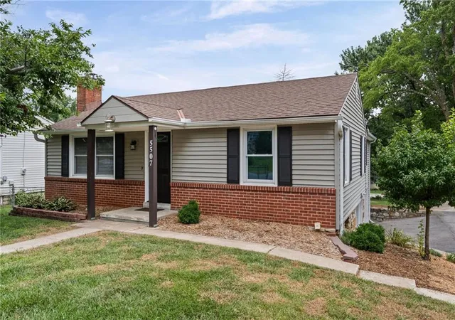 2nd image of 5507 Cody St, Shawnee, KS 66203 | MLS# 2635565