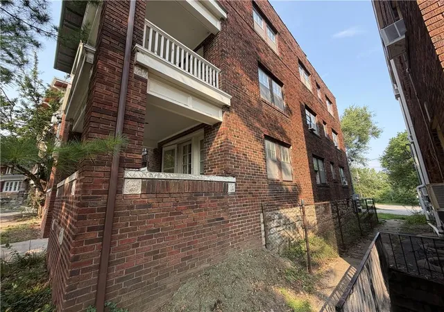 Listing Photo 3 - Condo for sale in building located at 2734 Charlotte St, Kansas City, MO 64109