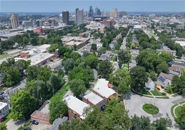 Listing Photo 4 - Condo for sale in building located at 2734 Charlotte St, Kansas City, MO 64109
