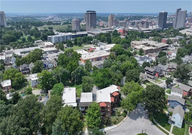 Listing Photo 5 - Condo for sale in building located at 2734 Charlotte St, Kansas City, MO 64109