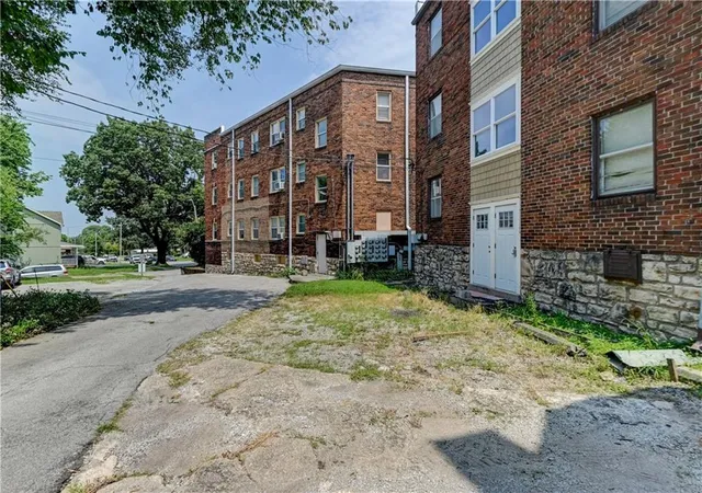 Listing Photo 2 - Condo for sale in building located at 2734 Charlotte St, Kansas City, MO 64109 - Unit #