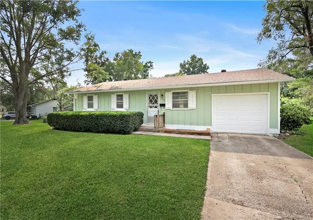 2nd image of 1802 Bird Ter, Harrisonville, MO 64701 | MLS# 2635578