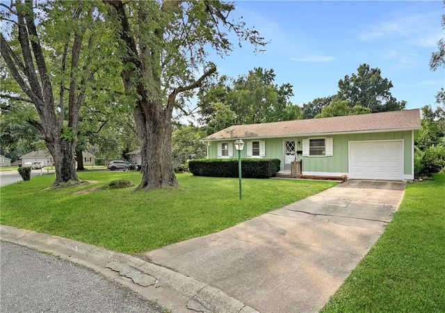 4th image of 1802 Bird Ter, Harrisonville, MO 64701 | MLS# 2635578