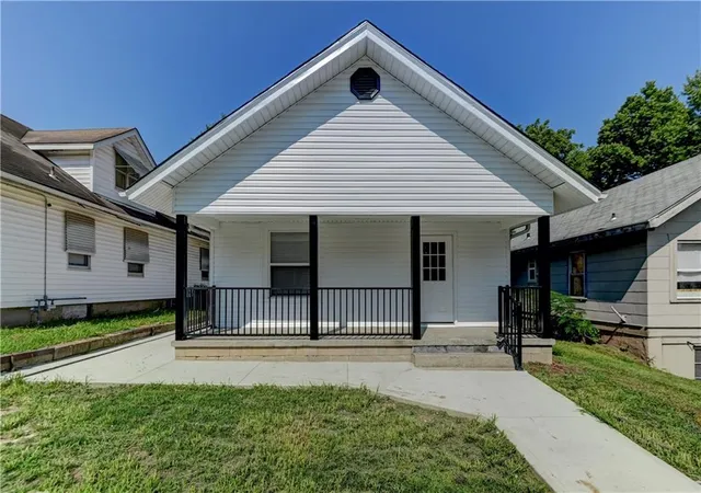 Photo 3 of Single family home for sale at 1540 Poplar Ave, Kansas City, MO 64127 | MLS# 2635590 | Listing updated on 2026-08-26