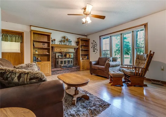 4th image of 501 E Oak St, Rich Hill, MO 64779 | MLS# 2635592