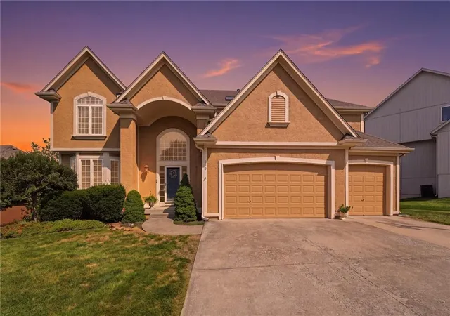 Single family home for sale at 172 NE Hidden Ridge Ln, Lees Summit, MO 64064 | MLS# 2635604