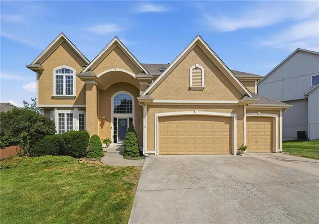 Photo 2 of Single family home for sale at 172 Ne Hidden Ridge Ln, Lees Summit, MO 64064 | MLS# 2635604 | Listing updated on 2026-09-15