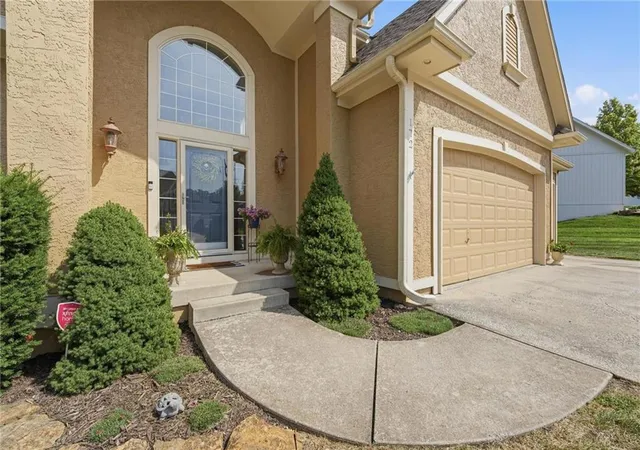 Photo 3 of Single family home for sale at 172 Ne Hidden Ridge Ln, Lees Summit, MO 64064 | MLS# 2635604 | Listing updated on 2026-09-15