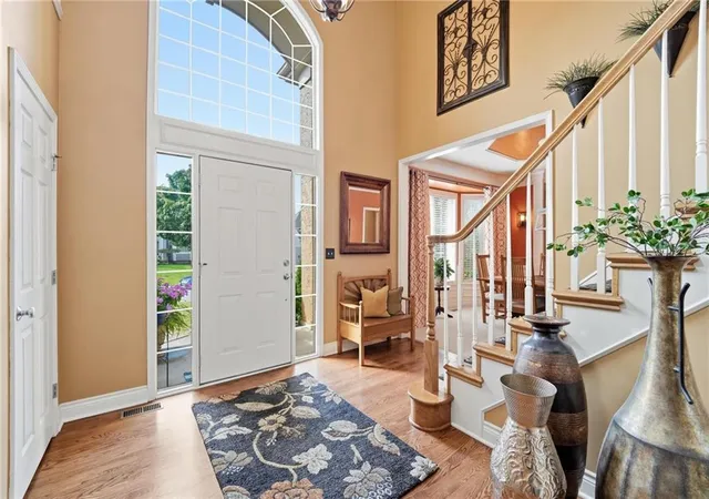 Photo 3 of Single family home for sale at 172 NE Hidden Ridge Ln, Lees Summit, MO 64064 | MLS# 2635604 | Listing updated on 2026-09-15