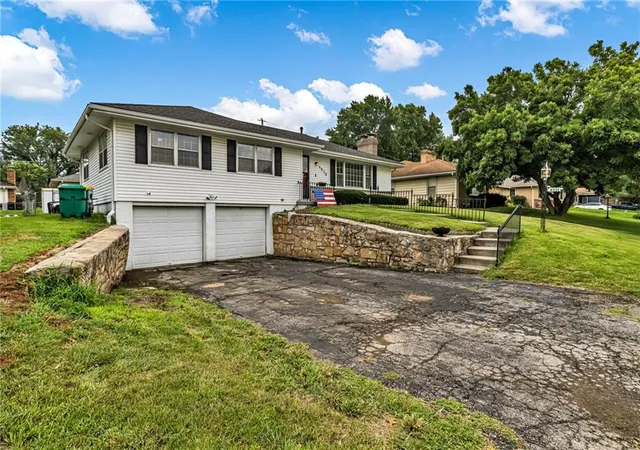 Photo 3 of Sale Pending at 4930 Waverly Ave, Kansas City, KS 66104 | MLS# 2635614 | Listing updated on 2026-08-15