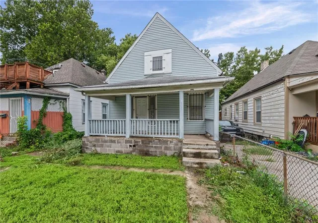 Photo 2 of Single family home for sale at 2930 Wabash Ave, Kansas City, MO 64109 | MLS# 2635623 | Listing updated on 2026-09-13