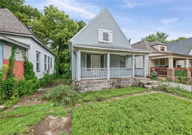 Photo 3 of Single family home for sale at 2930 Wabash Ave, Kansas City, MO 64109 | MLS# 2635623 | Listing updated on 2026-09-13