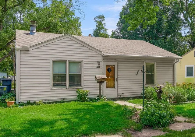 2nd image of 908 S Troost St, Olathe, KS 66061 | MLS# 2635624