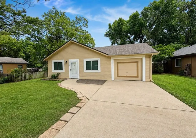 1st image of 680 N Pine St, Olathe, KS 66061 | MLS# 2635625
