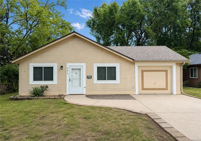 2nd image of 680 N Pine St, Olathe, KS 66061 | MLS# 2635625