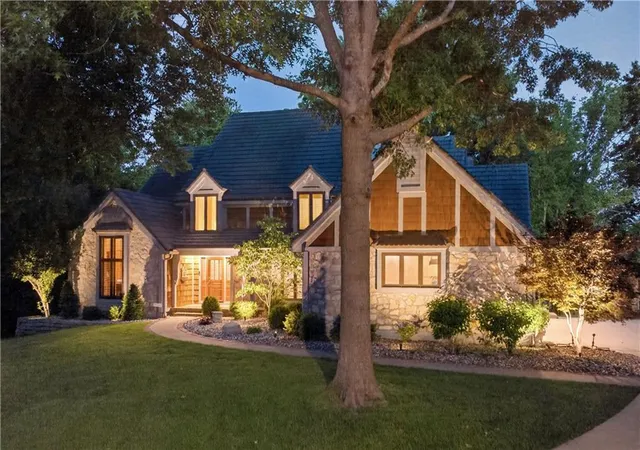 1st image of 10703 W 124 St, Overland Park, KS 66213 | MLS# 2635626
