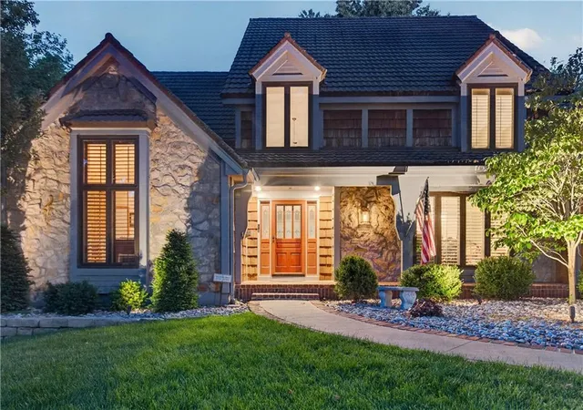 2nd image of 10703 W 124 St, Overland Park, KS 66213 | MLS# 2635626
