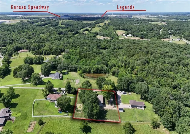 Photo 2 of Single family home for sale at 815 Kouns Ln, Edwardsville, KS 66111 | MLS# 2635631 | Listing updated on 2026-09-25