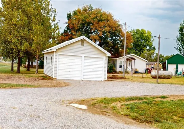 3rd image of 17165 S 1200 Rd, Nevada, MO 64772 | MLS# 2635636
