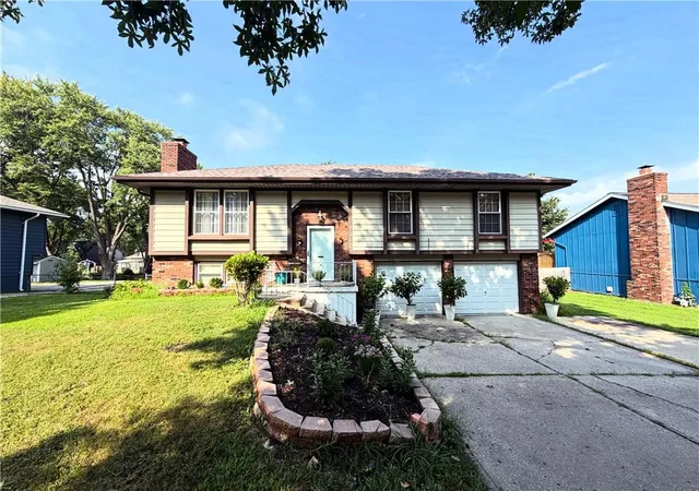 Photo 1 of Sale Pending at 7312 Nw 77th Terrace, Kansas City, MO 64152 | MLS# 2635639 | Listing updated on 2026-10-04