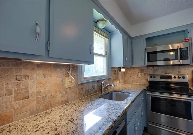 Photo 4 of Sale Pending at 7312 NW 77th Terrace, Kansas City, MO 64152 | MLS# 2635639 | Listing updated on 2026-10-04