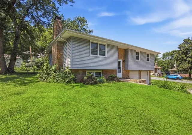 Photo 2 of Single family home for sale at 1008 S 21st Terrace, Leavenworth, KS 66048 | MLS# 2635658 | Listing updated on 2026-09-16
