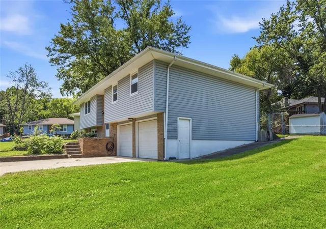 Photo 3 of Single family home for sale at 1008 S 21st Terrace, Leavenworth, KS 66048 | MLS# 2635658 | Listing updated on 2026-09-16