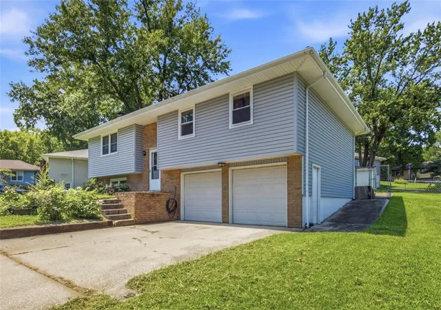 Photo 3 of Single family home for sale at 1008 S 21st Terrace, Leavenworth, KS 66048 | MLS# 2635658 | Listing updated on 2026-09-16