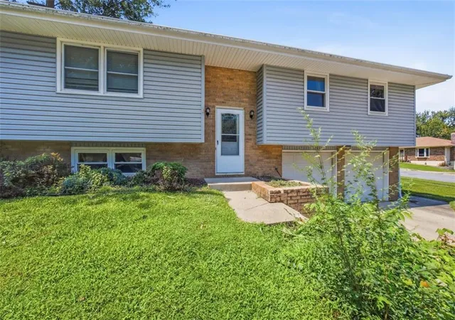 Photo 4 of Single family home for sale at 1008 S 21st Terrace, Leavenworth, KS 66048 | MLS# 2635658 | Listing updated on 2026-09-16