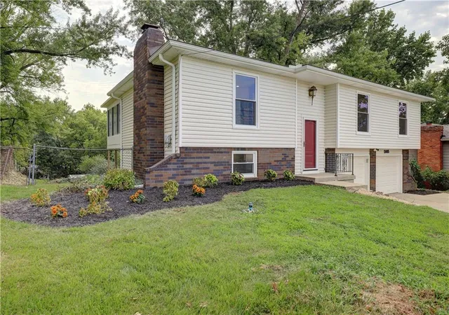 Photo 1 of Single family home for sale at 11015 Crooked Rd, Kansas City, MO 64152 | MLS# 2635659 | Listing updated on 2026-09-02