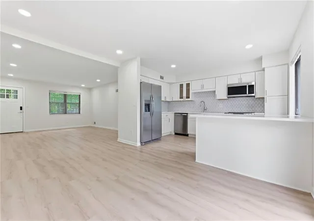 Listing Photo 4 - Condo for sale in building located at 11506-11508 Oak St, Kansas City, MO 64114