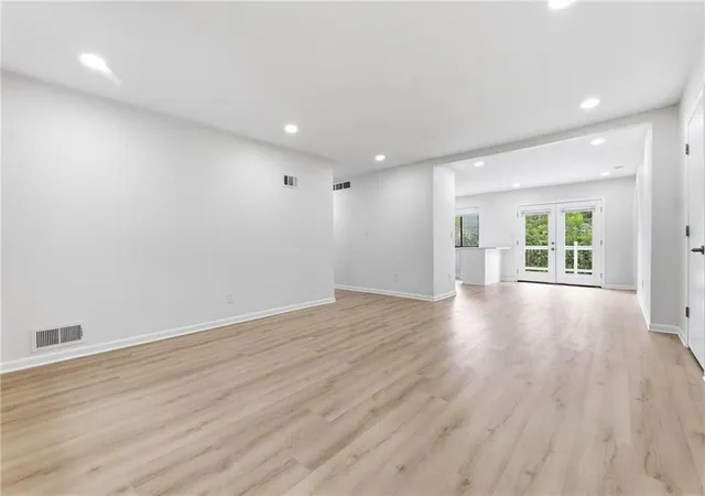 Listing Photo 5 - Condo for sale in building located at 11506-11508 Oak St, Kansas City, MO 64114