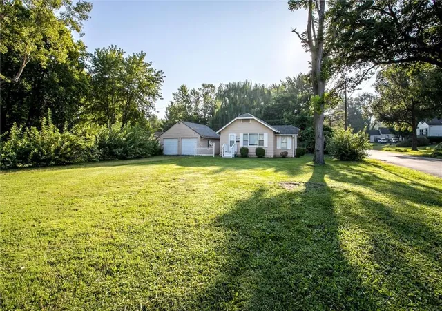 Photo 2 of Single family home for sale at 8249 Ward Pkwy, Kansas City, MO 64114 | MLS# 2635665 | Listing updated on 2026-09-28