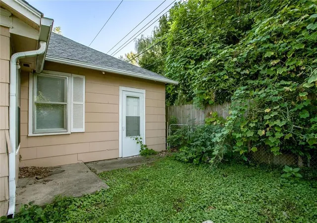 Photo 3 of Single family home for sale at 8249 Ward Pkwy, Kansas City, MO 64114 | MLS# 2635665 | Listing updated on 2026-09-28