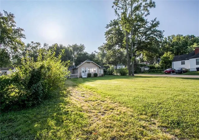 Photo 3 of Single family home for sale at 8249 Ward Pkwy, Kansas City, MO 64114 | MLS# 2635665 | Listing updated on 2026-09-28