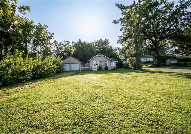 Photo 4 of Single family home for sale at 8249 Ward Pkwy, Kansas City, MO 64114 | MLS# 2635665 | Listing updated on 2026-09-28