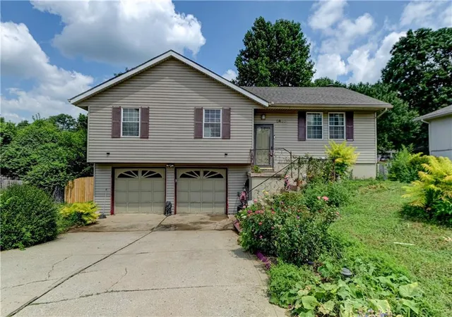 Photo 2 of Single family home for sale at 2400 Nw 84th Terrace, Kansas City, MO 64154 | MLS# 2635671 | Listing updated on 2026-08-16