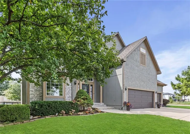 3rd image of 21719 W 99Th Ter, Lenexa, KS 66220 | MLS# 2635678