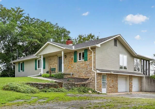 5th image of 10615 Kill Crk Rd, De Soto, KS 66018 | MLS# 2635683