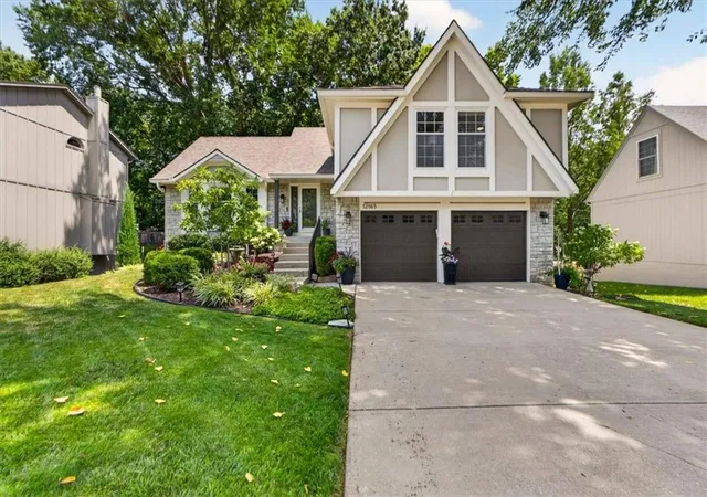 1st image of 12165 S Alcan St, Olathe, KS 66062 | MLS# 2635687